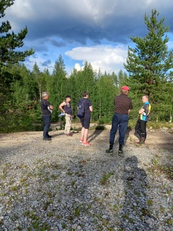 Kilpailunjohtaja Eija keskellä laasaa Jonille.