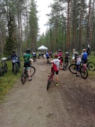 Rastiviikolla on nykyisin myös pyöräsuunnistus mukana, tosin omana tapahtumanaan. Puolangalla Luhtakankaan maastot tarjosivat mainion mahdollisuuden järjestää osakilpailu myös KRV-kilpailukeskuksessa. Ensin suunnistivat tossukilpailijat ja iltapäivällä pyöräilijät. Kuhmossa toteutetaan myös pyöräsuunnistusviikko, ei kuitenkaan Jämäsvaarassa, vaan muissa asiaan sopivissa maastoissa. 