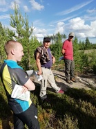 Kilpailukeskuksen sijoittelusuunnittelussa Joni (kartantekijä ja ratamestariryhmän johtaja), Upi (kilpailukeskuspäällikkö) ja Mika (avoimet sarjat = kuntoradat -ratamestari)