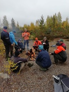 Päivän paras hetki. Osa vielä raivaussahaa heiluttelemassa. Mukava porukka koolla, yhteensä 15 ahkeraa.