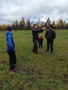 Sitten tutkittiin parkkipeltoa maanomistajan kanssa ja hyväksi, kovaksi todettiin.