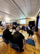 Marraskuinen tapahtumapäivä Puolangalla, Pessimistitalolla. Viime kesän järjestäjät kertoivat kokemuksiaan järjestelyistä. Toistakymmentä kuhmolaista eri osa-alueiden vastuuhenkilöä oli kuulolla.