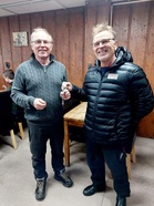 Puolangan kilpailunjohtaja Martti luovutti tarvikekontin avaimen kilpailukeskuspäällikkö Upille. Kontissa kulkee KRV:n yhteinen materiaali paikkakunnalta toiselle. 