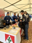 Info, yksi hermokeskuksista, auttoi monissa tilanteissa ja viimeisenä päivänä menestyneet hakivat palkintonsa sieltä. Vain eliittisarjat jaettiin korokkeella. Nykytyyli. 