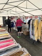 KRV-kaupassa rauhallinen aamuhetki, mutta pian punottiin metrilakuja pusseihin ja mukavia, kuhmolaisia tuotteita lähti kotiinviemisiksi.