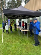 Sprinttipäivän virkistävä tihkusade ei haitannut. Arikin talkoili ja ryntäsi kohta itsekin rasteille. Joni jaksoi vielä huolehtia tulospalvelusta, vaikka maaston rastit vaativat huomiota päivittäin.