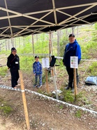 Katja, Toivo ja Markku valmiina vastaanottamaan kuntoilijoiden rekisteröitymisen viimeisenä päivänä.