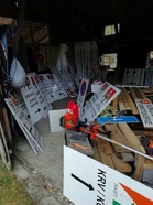 Kuivateltiin kyltit Upin varastossa ja iltapäivällä niputettiin aiheenmukaisiin paketteihin oottelemaan ensi kesän jakelua tarvittaviin paikkoihin.