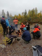 Päivän paras hetki. Osa vielä raivaussahaa heiluttelemassa. Mukava porukka koolla, yhteensä 15 ahkeraa.