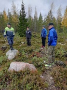 KRV-toimiston Minna ja Jukkakin Kuhmossa, kilpailukeskuksen teltanpaikkoja mittailemassa Martin ja Upin kanssa.
