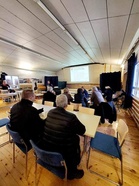 Marraskuinen tapahtumapäivä Puolangalla, Pessimistitalolla. Viime kesän järjestäjät kertoivat kokemuksiaan järjestelyistä. Toistakymmentä kuhmolaista eri osa-alueiden vastuuhenkilöä oli kuulolla.