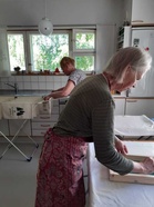 Mervi ja Eeva talkoissa. Tässä syntyy peflettejä kuhmolaispainatuksella, KRV-kaupasta niitä saa. 