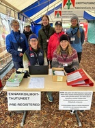 Avointen sarjojen porukka valmiina palvelemaan.