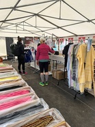 KRV-kaupassa rauhallinen aamuhetki, mutta pian punottiin metrilakuja pusseihin ja mukavia, kuhmolaisia tuotteita lähti kotiinviemisiksi.